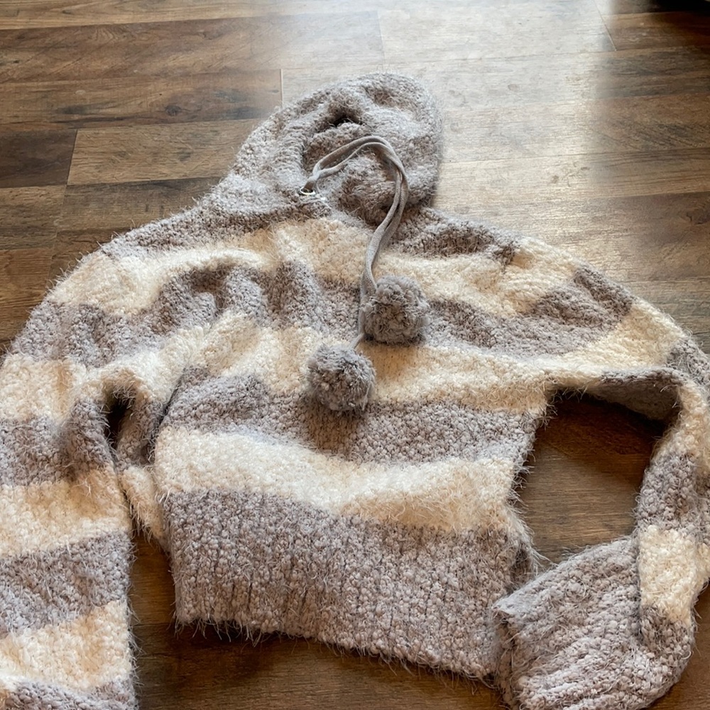 Holder sweater white and gray